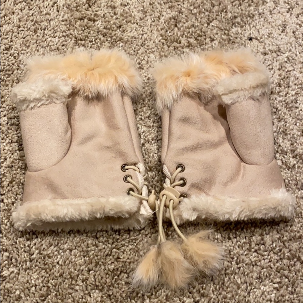 Open gloves with fur inside